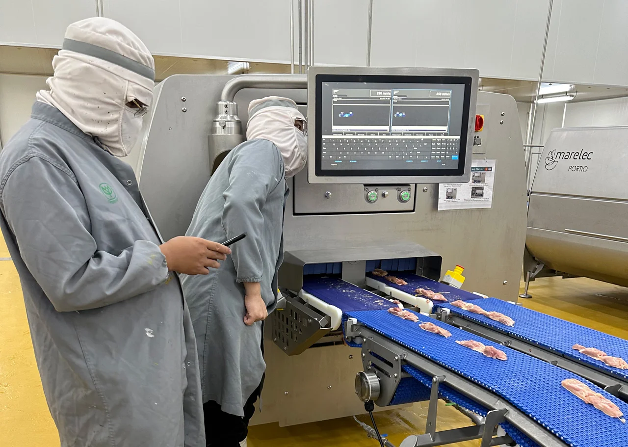 CleanOps™ stainless steel panel PC deployed on a food & pharma washdown main line